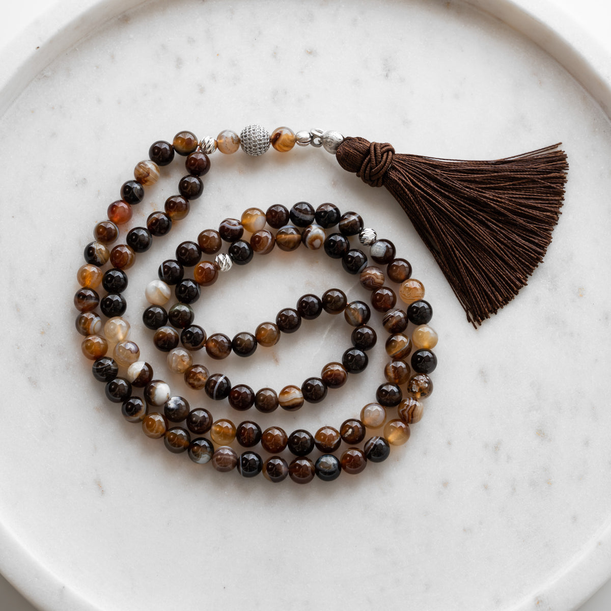 Tasbih (misbaha) de 99 perles d'agate marron naturelle, intercalaires en argent et pompon marron, sur marbre blanc