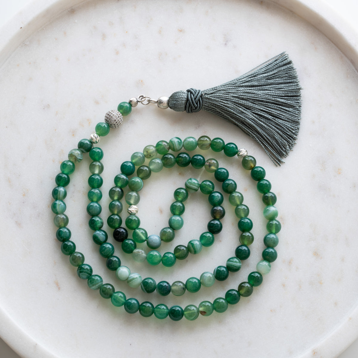 Tasbih (misbaha) de 99 perles d'agate verte naturelle, intercalaires en argent et pompon gris, sur marbre blanc