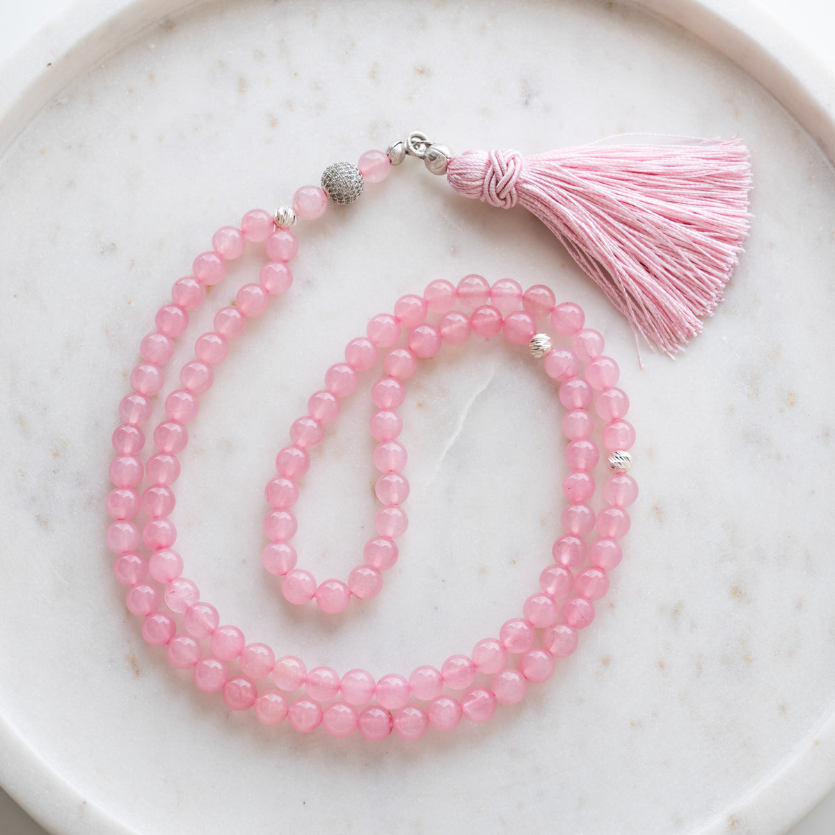 Tasbih (misbaha) de 99 perles de quartz rose naturel, intercalaires en argent et pompon rose, sur marbre blanc