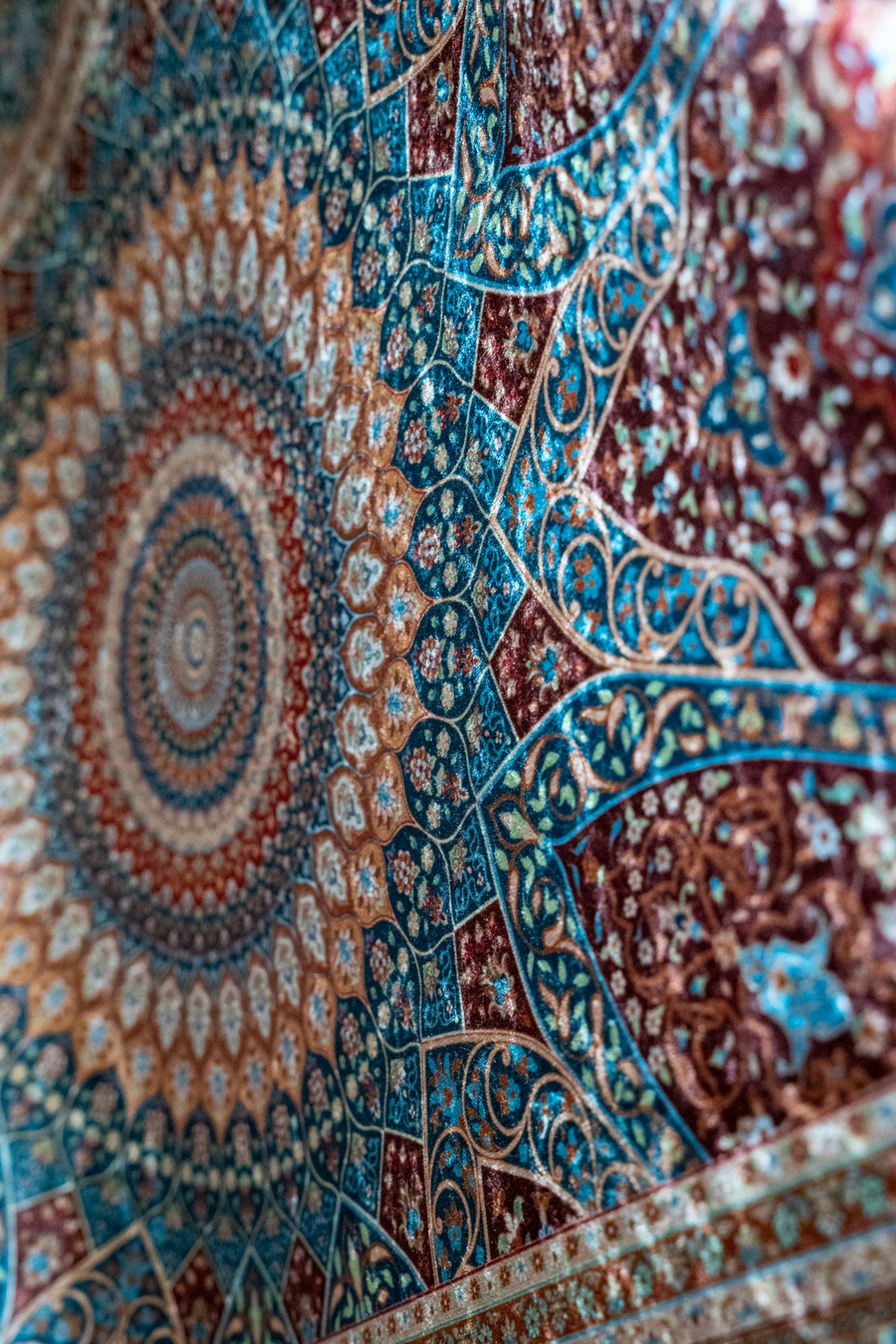 Nahaufnahme des Medaillons auf dem Casual Gebetsteppich mit feinem Druckdetail im Viskoseflor