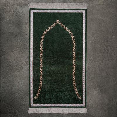 Elegant bedetæppe i grøn med en fin, blomstret mihrab-bue, set i fuld længde